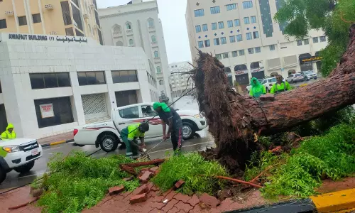 ശഹീൻ ചുഴലിക്കാറ്റിൽ ഒമാനിൽ വ്യാപക നാശനഷ്ടം; മൂന്നുപേർ മരിച്ചു, ഒരാളെ കാണാതായി