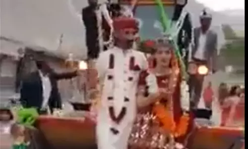 വിവാഹവേദിയിലേക്ക് വധൂവരന്മാരുടെ ജെ.സി.ബി യാത്ര; വൈറലായി വീഡിയോ