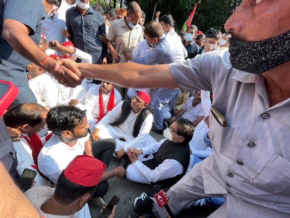 ലഖിംപൂരിലേക്ക് പുറപ്പെട്ട അഖിലേഷ് യാദവിനെ കസ്റ്റഡിയിലെടുത്തു, കാർ പിടിച്ചെടുത്തു