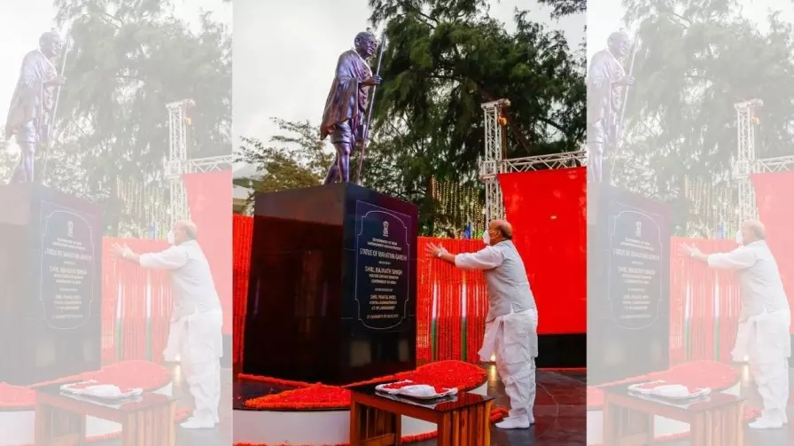 ലക്ഷദ്വീപിൽ ഗാന്ധിപ്രതിമയ്ക്ക് വിലക്കെന്ന് സംഘ്പരിവാർ വ്യാജപ്രചാരണം; നാട്ടുകാരുടെ പിന്തുണയോടെ പ്രതിമ അനാച്ഛാദനം ചെയ്ത് രാജ്‍നാഥ് സിങ്