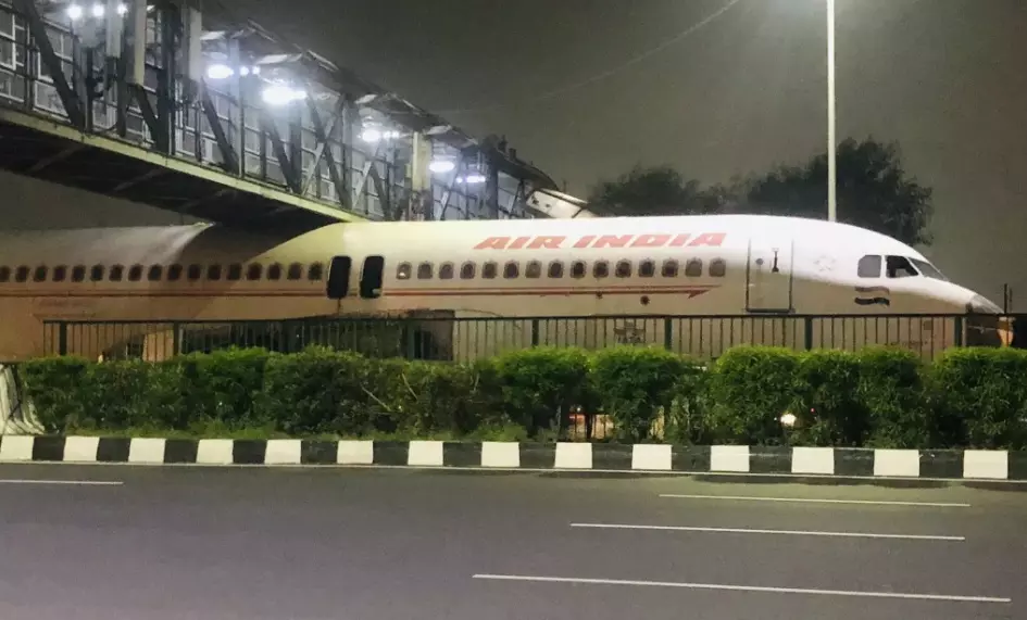 പാലത്തിനടിയില്‍ കുടുങ്ങി വിമാനം; വീഡിയോ വൈറലായതോടെ വിശദീകരണവുമായി എയര്‍ ഇന്ത്യ