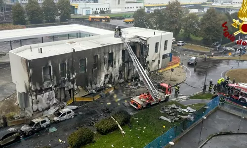 കെട്ടിടത്തിലേക്ക് വിമാനമിടിച്ചിറങ്ങി; പൈലറ്റായിരുന്ന ശതകോടീശ്വരനടക്കം എട്ടുപേർ കൊല്ലപ്പെട്ടു