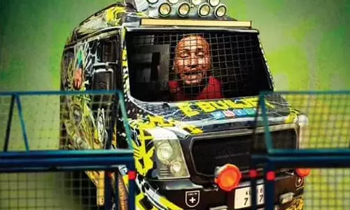 ബുള്‍ ജെറ്റ് സഹോദരങ്ങളുടെ കരച്ചില്‍ കവര്‍ ചിത്രം; ഡിവൈഎഫ്‌ഐ മുഖമാസികയ്‌ക്കെതിരെ ഫാന്‍സ്