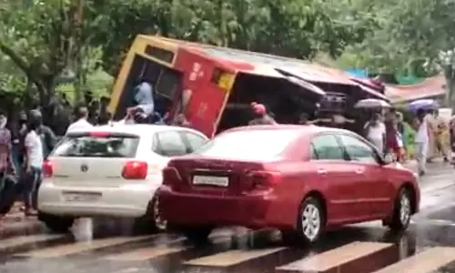 കുന്ദമംഗലത്ത് കെഎസ്ആർടിസി ബസ് നിയന്ത്രണം വിട്ട് മറിഞ്ഞു; എഴുപേർക്ക് പരിക്ക്