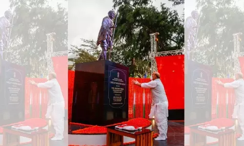 ലക്ഷദ്വീപിൽ ഗാന്ധിപ്രതിമയ്ക്ക് വിലക്കെന്ന് സംഘ്പരിവാർ വ്യാജപ്രചാരണം; നാട്ടുകാരുടെ പിന്തുണയോടെ പ്രതിമ അനാച്ഛാദനം ചെയ്ത് രാജ്‍നാഥ് സിങ്