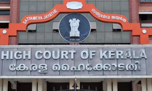 പൊതുജനത്തോട് എങ്ങനെ പെരുമാറണമെന്ന് പൊലീസിന് ഇനിയും മനസ്സിലായിട്ടില്ല: ഹൈക്കോടതി പൊതുജനത്തോട് എങ്ങനെ പെരുമാറണമെന്ന് പൊലീസിന് ഇനിയും മനസ്സിലായിട്ടില്ല: ഹൈക്കോടതി