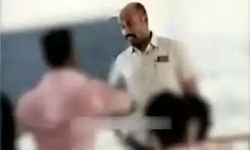 കാഴ്ചയില്ലാത്ത അധ്യാപകൻ ക്ലാസ് എടുക്കുമ്പോൾ മുന്നിൽ ഡാൻസ് കളിച്ച് വിദ്യാർഥികൾ; നടപടി