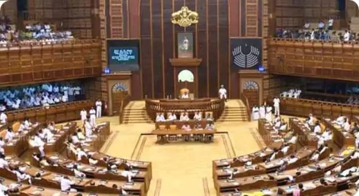 ബെഹ്റയെ പുറത്താക്കാൻ മുഖ്യമന്ത്രിയുടെ കൈയ്ക്ക് ബലമില്ലാത്തതെന്തുകൊണ്ട്? മോൻസന്‍ കേസ് സഭയിലുന്നയിച്ച് പ്രതിപക്ഷം