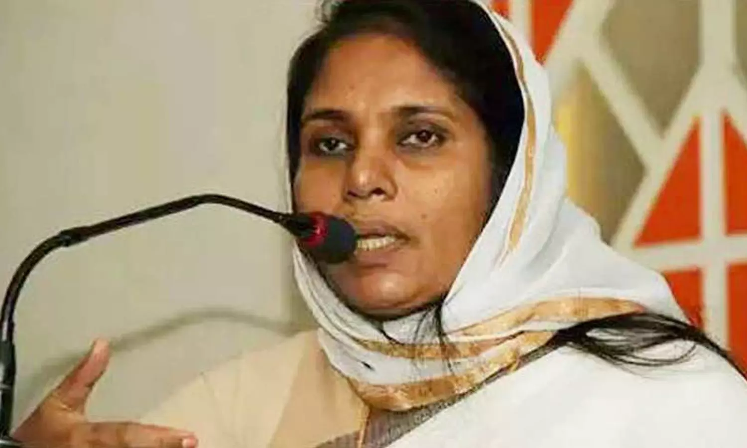 വനിതാ കമ്മീഷന്‍ അംഗം ഷാഹിദാ കമാലിനോട് വിദ്യാഭ്യാസരേഖകള്‍ ഹാജരാക്കാന്‍ ലോകായുക്ത നിര്‍ദേശം