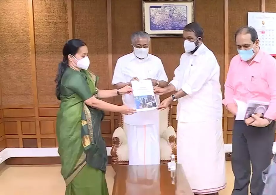 ആദ്യഘട്ടത്തില് ക്ലാസുകള് രാവിലെ, കുട്ടികളെ ബാച്ചുകളായി തിരിക്കും; സ്കൂള് തുറക്കുന്നതിനുള്ള മാര്ഗരേഖ മുഖ്യമന്ത്രിക്ക് കൈമാറി ആദ്യഘട്ടത്തില് ക്ലാസുകള് രാവിലെ, കുട്ടികളെ ബാച്ചുകളായി തിരിക്കും; സ്കൂള് തുറക്കുന്നതിനുള്ള മാര്ഗരേഖ മുഖ്യമന്ത്രിക്ക് കൈമാറി