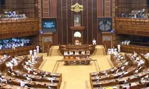 ബെഹ്റയെ പുറത്താക്കാൻ മുഖ്യമന്ത്രിയുടെ കൈയ്ക്ക് ബലമില്ലാത്തതെന്തുകൊണ്ട്? മോൻസന് കേസ് സഭയിലുന്നയിച്ച് പ്രതിപക്ഷം ബെഹ്റയെ പുറത്താക്കാൻ മുഖ്യമന്ത്രിയുടെ കൈയ്ക്ക് ബലമില്ലാത്തതെന്തുകൊണ്ട്? മോൻസന് കേസ് സഭയിലുന്നയിച്ച് പ്രതിപക്ഷം