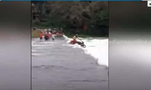 പോവരുത്, പെടുമെന്ന് പറഞ്ഞില്ലേ? വെള്ളത്തിൽ മുങ്ങിയ പാലത്തിലൂടെ യുവാവ് ബൈക്ക് ഓടിച്ചു, ഒഴുക്കിൽപ്പെട്ട് പുഴയിലേക്ക്... പോവരുത്, പെടുമെന്ന് പറഞ്ഞില്ലേ? വെള്ളത്തിൽ മുങ്ങിയ പാലത്തിലൂടെ യുവാവ് ബൈക്ക് ഓടിച്ചു, ഒഴുക്കിൽപ്പെട്ട് പുഴയിലേക്ക്...