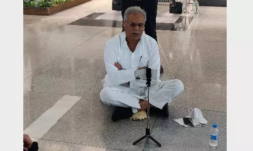 പ്രിയങ്കയെ കാണാന് അനുവദിക്കണം; ഛത്തീസ്ഗഡ് മുഖ്യമന്ത്രി ലഖ്നൗ വിമാനത്താവളത്തില് പ്രതിഷേധിക്കുന്നു പ്രിയങ്കയെ കാണാന് അനുവദിക്കണം; ഛത്തീസ്ഗഡ് മുഖ്യമന്ത്രി ലഖ്നൗ വിമാനത്താവളത്തില് പ്രതിഷേധിക്കുന്നു