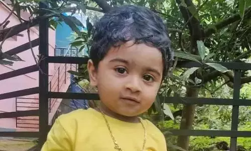 പിതാവിനെ വിദേശത്തേക്ക് യാത്രയാക്കി മടങ്ങുമ്പോള്‍ രണ്ടരവയസുകാരന്‍ കാര്‍ മറിഞ്ഞു മരിച്ചു