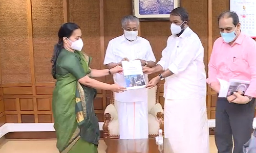 ആദ്യഘട്ടത്തില്‍ ക്ലാസുകള്‍ രാവിലെ, കുട്ടികളെ ബാച്ചുകളായി തിരിക്കും; സ്കൂള്‍ തുറക്കുന്നതിനുള്ള മാര്‍ഗരേഖ മുഖ്യമന്ത്രിക്ക് കൈമാറി