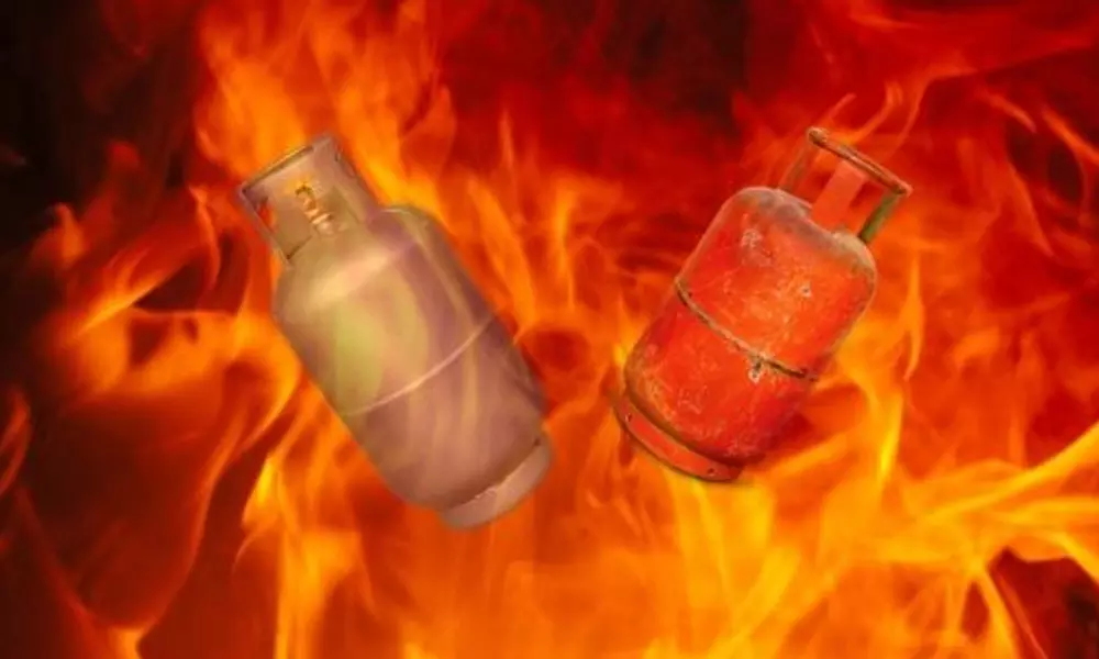 ഗ്യാസ് സിലിണ്ടർ പൊട്ടിത്തെറിച്ച് അമ്മയ്ക്കും ഇരട്ടക്കുട്ടികൾക്കും ദാരുണാന്ത്യം