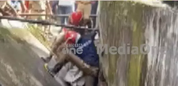 എറണാകുളത്ത് ഓടയുടെ പണിക്കിടെ മതിലിടിഞ്ഞ് ഒരാള്‍ മരിച്ചു; രണ്ടു പേരെ രക്ഷപ്പെടുത്തി