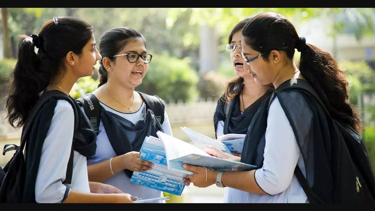 പ്ലസ് വണ്: മെറിറ്റില് ബാക്കിയുള്ളത് 655 സീറ്റ് മാത്രം, 1,95,706 വിദ്യാര്ഥികള് പുറത്ത് പ്ലസ് വണ്: മെറിറ്റില് ബാക്കിയുള്ളത് 655 സീറ്റ് മാത്രം, 1,95,706 വിദ്യാര്ഥികള് പുറത്ത്