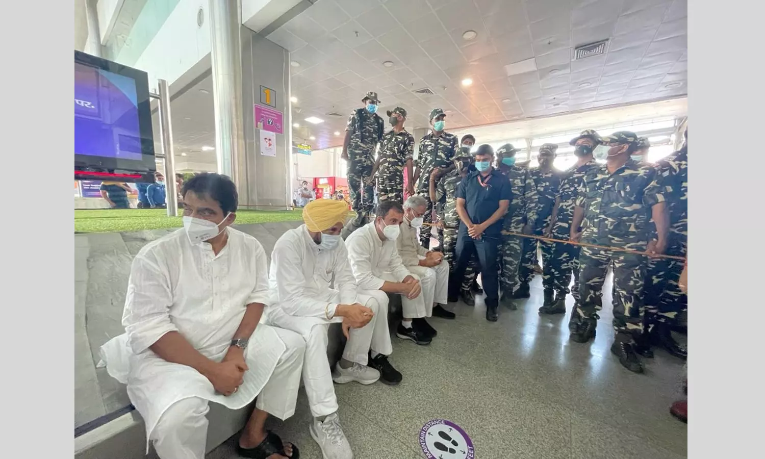 രാഹുല് ഗാന്ധി ലഖിംപൂരിലേക്ക്; ലഖ്നൗ വിമാനത്താവളത്തില് തര്ക്കം രാഹുല് ഗാന്ധി ലഖിംപൂരിലേക്ക്; ലഖ്നൗ വിമാനത്താവളത്തില് തര്ക്കം