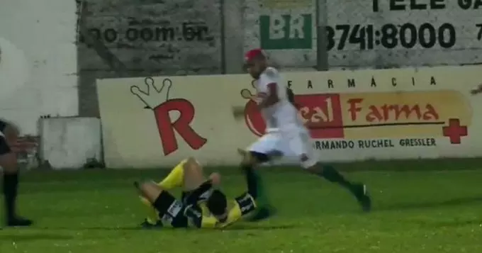 ഫ്രീകിക്ക് നൽകാത്തതിന് റഫറിയുടെ തലയ്ക്ക് ചവിട്ടി; ബ്രസീലിയൻ ഫുട്‌ബോൾ താരത്തിനെതിരെ വധശ്രമത്തിന് കേസ്