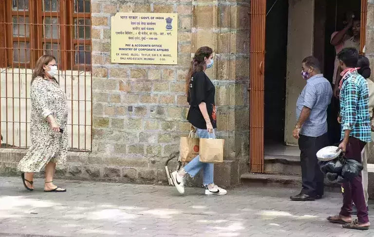 വീട്ടില്‍ നിന്നുള്ള ഭക്ഷണം വേണ്ട; മകന് ബര്‍ഗറുമായെത്തിയ ഗൗരി ഖാനെ തടഞ്ഞ് എന്‍.സി.ബി