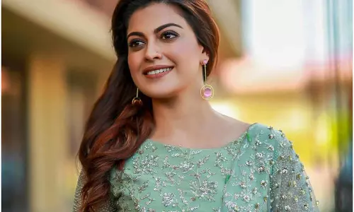 ഇതെന്താ , ഇത് പൃഥ്വിരാജിന് മാത്രം വായിച്ചാല്‍ മതിയോ? അനുശ്രീയോട് ആരാധകര്‍