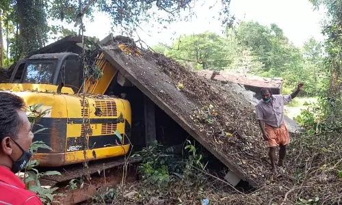 മൂന്നുനില കെട്ടിടം പൊളിക്കുന്നതിനിടെ മേൽക്കൂര തകർന്ന് ജെ.സി.ബിക്ക് മുകളിലേക്ക് വീണു