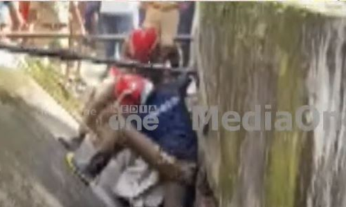 എറണാകുളത്ത് ഓടയുടെ പണിക്കിടെ മതിലിടിഞ്ഞ് ഒരാള്‍ മരിച്ചു; രണ്ടു പേരെ രക്ഷപ്പെടുത്തി