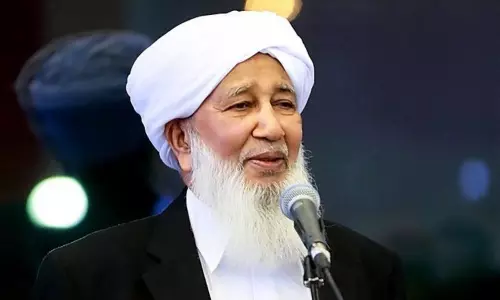 കാന്തപുരത്തിന് ആദരം: ആദ്യ ഹ്യുമാനിറ്റേറിയൻ ഗോൾഡൻ വിസ നൽകി  യുഎഇ