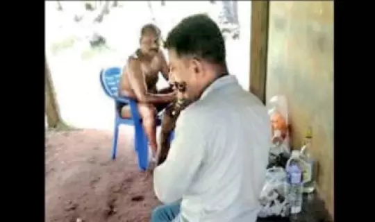 ഡെപ്യൂട്ടി കമ്മീഷണര്‍ക്ക് എണ്ണ തേച്ചു കുളിക്കണമെങ്കില്‍ പൊലീസുകാരന്‍ ഓടക്കുഴല്‍ വായിക്കണം; വിവാദമായി വീഡിയോ