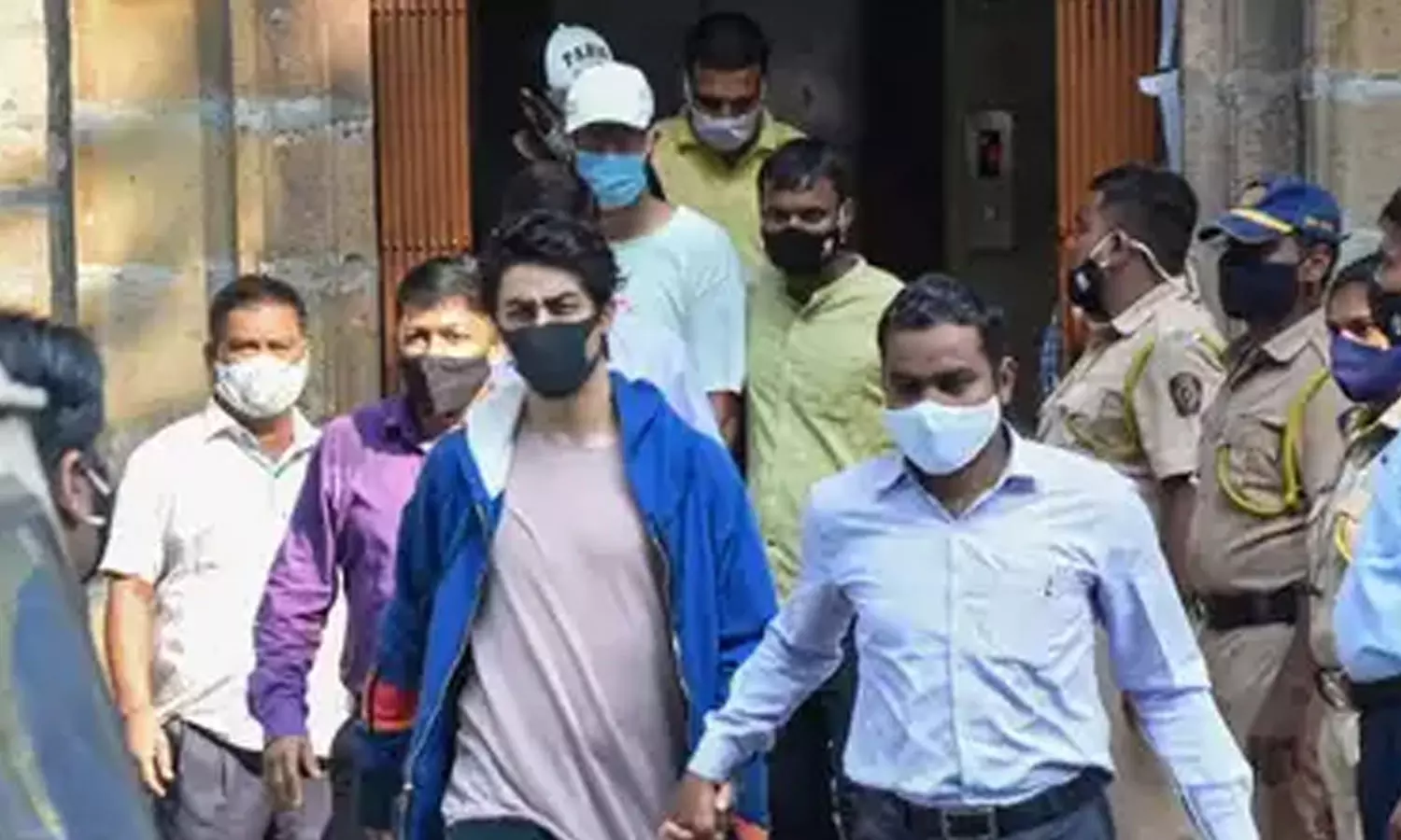 ആഡംബര കപ്പലിലെ ലഹരിപാര്ട്ടി; ആര്യന് ഖാനുള്പ്പെടെ മൂന്ന് പ്രതികളെ കോടതിയില് ഹാജരാക്കി ആഡംബര കപ്പലിലെ ലഹരിപാര്ട്ടി; ആര്യന് ഖാനുള്പ്പെടെ മൂന്ന് പ്രതികളെ കോടതിയില് ഹാജരാക്കി