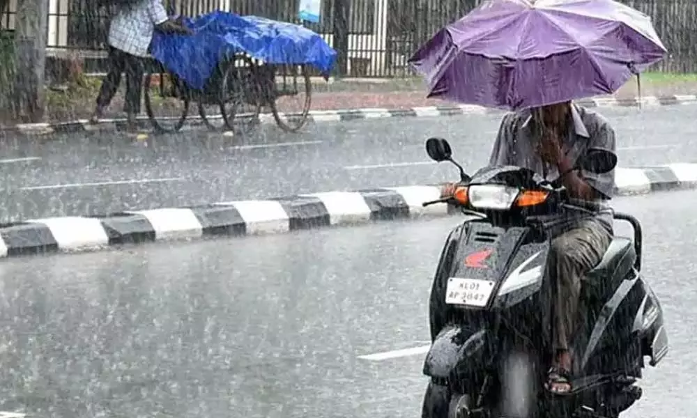 ഇരുചക്രവാഹനത്തിൽ കുടചൂടിയുള്ള യാത്ര നിരോധിച്ചു