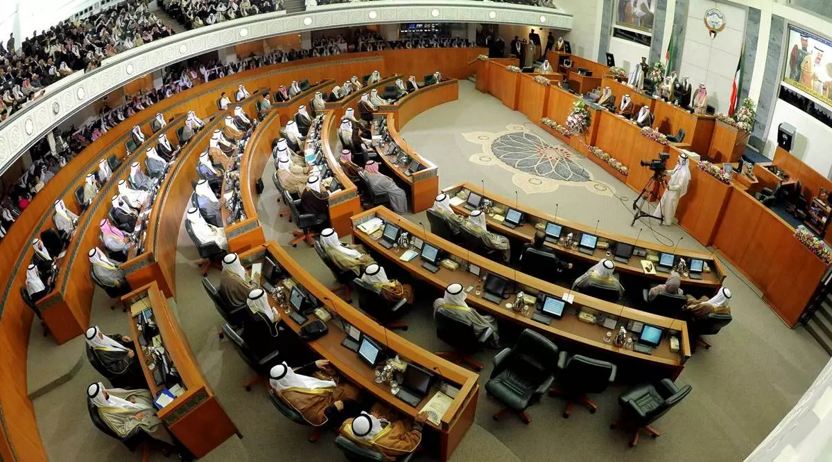 വർക്ക് പെർമിറ്റ് പുതുക്കി നൽകരുതെന്ന തീരുമാനം റദ്ദാക്കിയേക്കും