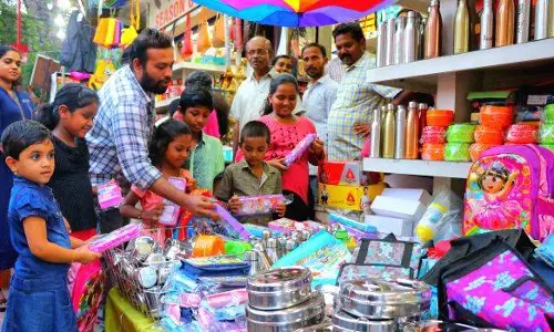 സ്കൂള്‍ വിപണിയില്‍ ഉണര്‍വ്വ്; പുതിയ സ്റ്റോക്കുകളുമായി വ്യാപാരികള്‍
