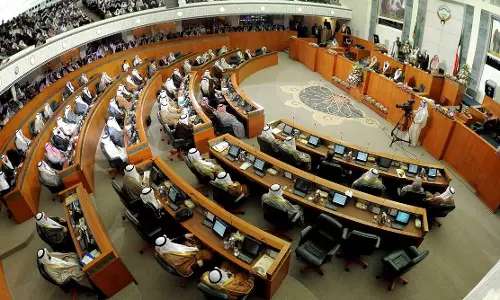 വർക്ക് പെർമിറ്റ് പുതുക്കി നൽകരുതെന്ന തീരുമാനം റദ്ദാക്കിയേക്കും വർക്ക് പെർമിറ്റ് പുതുക്കി നൽകരുതെന്ന തീരുമാനം റദ്ദാക്കിയേക്കും