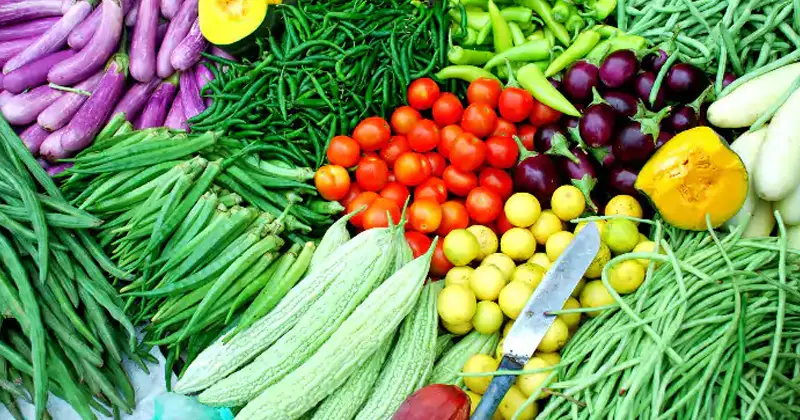 സംസ്ഥാനത്ത് പച്ചക്കറി വില കുതിക്കുന്നു; സവാളയ്ക്കും തക്കാളിക്കും ഇരട്ടി വില സംസ്ഥാനത്ത് പച്ചക്കറി വില കുതിക്കുന്നു; സവാളയ്ക്കും തക്കാളിക്കും ഇരട്ടി വില