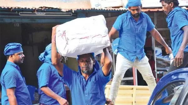 നോക്കൂകൂലിയിൽ നടപടി ആരംഭിച്ചതായി സർക്കാർ ഹൈക്കോടതിയിൽ; വിവരങ്ങൾ അറിയിക്കാൻ ടോൾ ഫ്രീ നമ്പർ