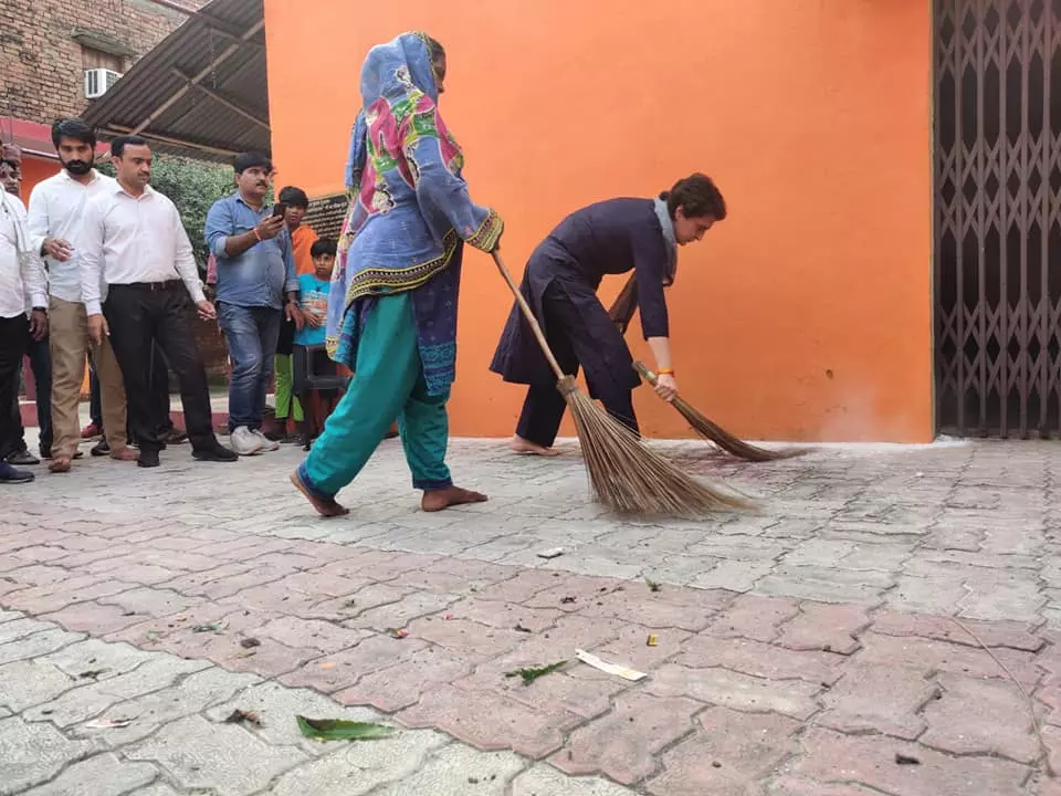 യോഗിക്ക് മറുപടി; വീണ്ടും ചൂലെടുത്ത് പ്രിയങ്ക ഗാന്ധി യോഗിക്ക് മറുപടി; വീണ്ടും ചൂലെടുത്ത് പ്രിയങ്ക ഗാന്ധി
