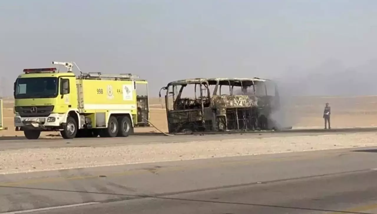 സൗദിയിൽ മലയാളികൾ സഞ്ചരിച്ചിരുന്ന ബസിന് തീപിടിച്ചു; പാസ്പോർട്ട് ഉൾപ്പെടെ കത്തി നശിച്ചു സൗദിയിൽ മലയാളികൾ സഞ്ചരിച്ചിരുന്ന ബസിന് തീപിടിച്ചു; പാസ്പോർട്ട് ഉൾപ്പെടെ കത്തി നശിച്ചു