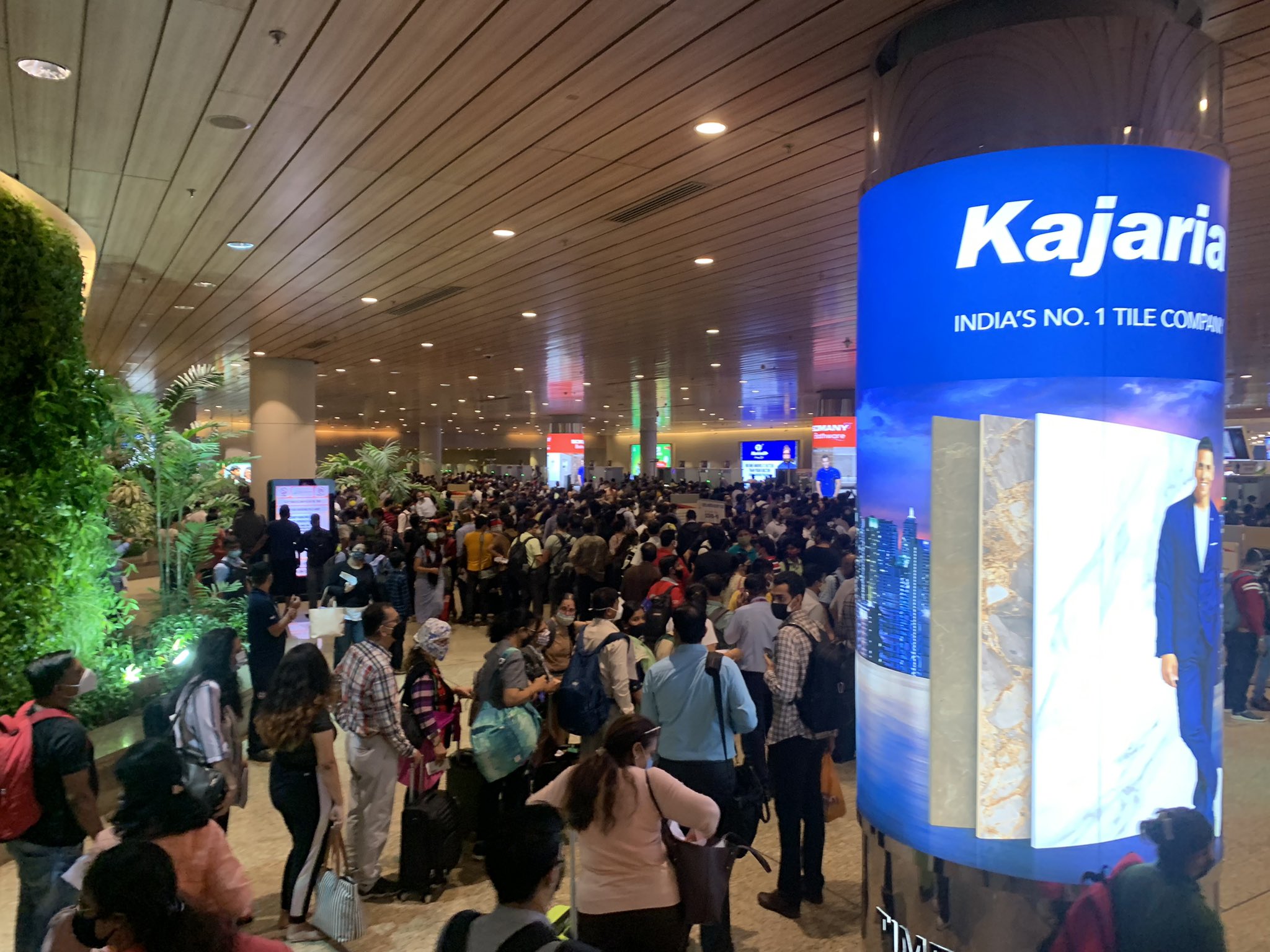 മുംബൈ വിമാനത്താവളത്തിൽ വൻതിരക്ക്;  വിമാനങ്ങൾ മണിക്കൂർ വരെ വൈകി