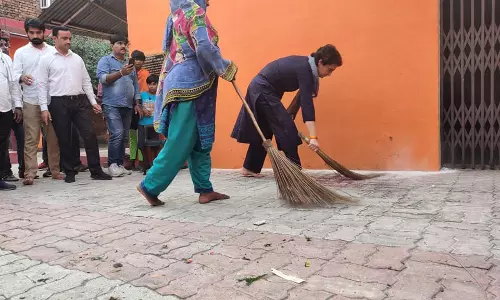 യോഗിക്ക് മറുപടി; വീണ്ടും ചൂലെടുത്ത് പ്രിയങ്ക ഗാന്ധി
