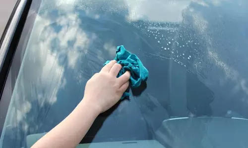 വാഹനങ്ങളിലെ വിൻഡ് ഷീൽഡുകൾ കാത്തുസൂക്ഷിക്കാനുള്ള എളുപ്പ മാർഗങ്ങൾ
