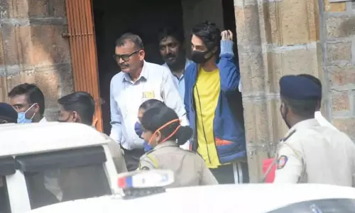 ആര്യൻ ഖാനു വേണ്ടി ഭക്ഷണപ്പൊതിയും സ്യൂട്ട്കേസുമായി ഷാരൂഖിന്റെ ജീവനക്കാരൻ; അനുവദിക്കാതെ ജയിലധികൃതർ ആര്യൻ ഖാനു വേണ്ടി ഭക്ഷണപ്പൊതിയും സ്യൂട്ട്കേസുമായി ഷാരൂഖിന്റെ ജീവനക്കാരൻ; അനുവദിക്കാതെ ജയിലധികൃതർ