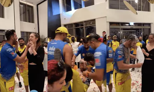 പ്ലേഓഫിനിടയിൽ അവളെ ഞെട്ടിക്കാമെന്ന് വച്ചു ചഹാര്; നേരത്തെതന്നെ അതങ്ങ് നടത്തിയേക്കാന് ധോണിയും പ്ലേഓഫിനിടയിൽ അവളെ ഞെട്ടിക്കാമെന്ന് വച്ചു ചഹാര്; നേരത്തെതന്നെ അതങ്ങ് നടത്തിയേക്കാന് ധോണിയും