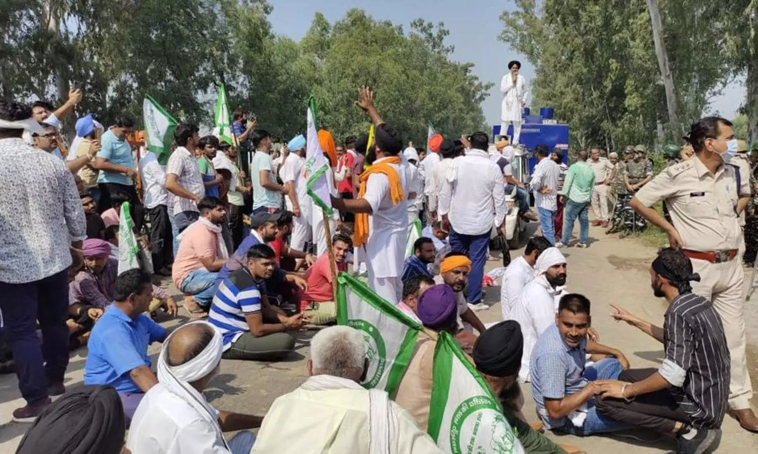 ഹരിയാനയില് കര്ഷക സമരത്തിലേക്ക് ബിജെപി എംപിയുടെ കാര് ഇടിച്ചുകയറ്റിയ സംഭവം: കര്ഷകര്ക്കെതിരെ കേസ് ഹരിയാനയില് കര്ഷക സമരത്തിലേക്ക് ബിജെപി എംപിയുടെ കാര് ഇടിച്ചുകയറ്റിയ സംഭവം: കര്ഷകര്ക്കെതിരെ കേസ്