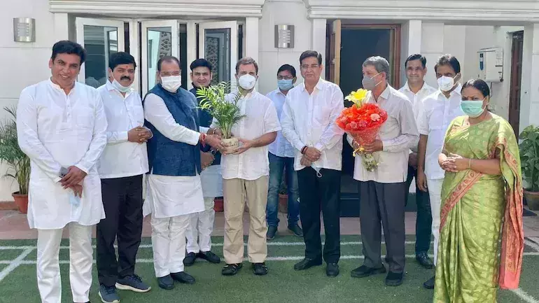 ഉത്തരാഖണ്ഡ് മന്ത്രി യശ്പാല്‍ ആര്യയും മകനും എഎല്‍എയുമായ സഞ്ജീവ് ആര്യയും കോണ്‍ഗ്രസില്‍