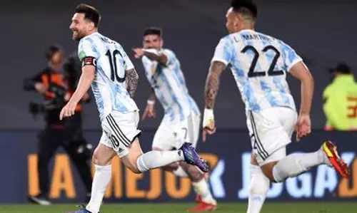മെസ്സി തുടക്കമിട്ടു, മാര്‍ട്ടീനസ് പൂര്‍ത്തിയാക്കി; ഉറുഗ്വേയെ മൂന്ന് ഗോളിന് തകര്‍ത്ത് അര്‍ജന്‍റീന
