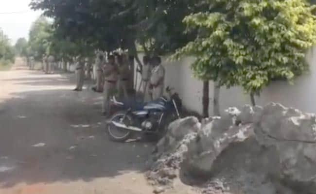 കാര്‍ പതുക്കെ ഓടിക്കാന്‍ പറഞ്ഞു; പ്രകോപിതനായ യുവാവ് രണ്ട് പേരെ കാര്‍ കയറ്റി കൊന്നു