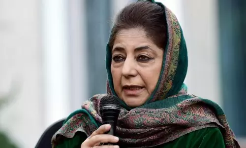 ഈ വേട്ടയ്ക്കു കാരണം അയാളുടെ പേര്; ആര്യൻ ഖാന്റെ അറസ്റ്റിൽ മെഹ്ബൂബ മുഫ്തി ഈ വേട്ടയ്ക്കു കാരണം അയാളുടെ പേര്; ആര്യൻ ഖാന്റെ അറസ്റ്റിൽ മെഹ്ബൂബ മുഫ്തി