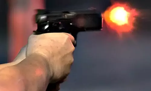 മാലപൊട്ടിച്ച ശേഷം തോക്കുമായി ഭീകരാന്തരീക്ഷം സൃഷ്ടിച്ച യുവാവിനെ പൊലീസ് വെടിവെച്ചു കൊന്നു മാലപൊട്ടിച്ച ശേഷം തോക്കുമായി ഭീകരാന്തരീക്ഷം സൃഷ്ടിച്ച യുവാവിനെ പൊലീസ് വെടിവെച്ചു കൊന്നു